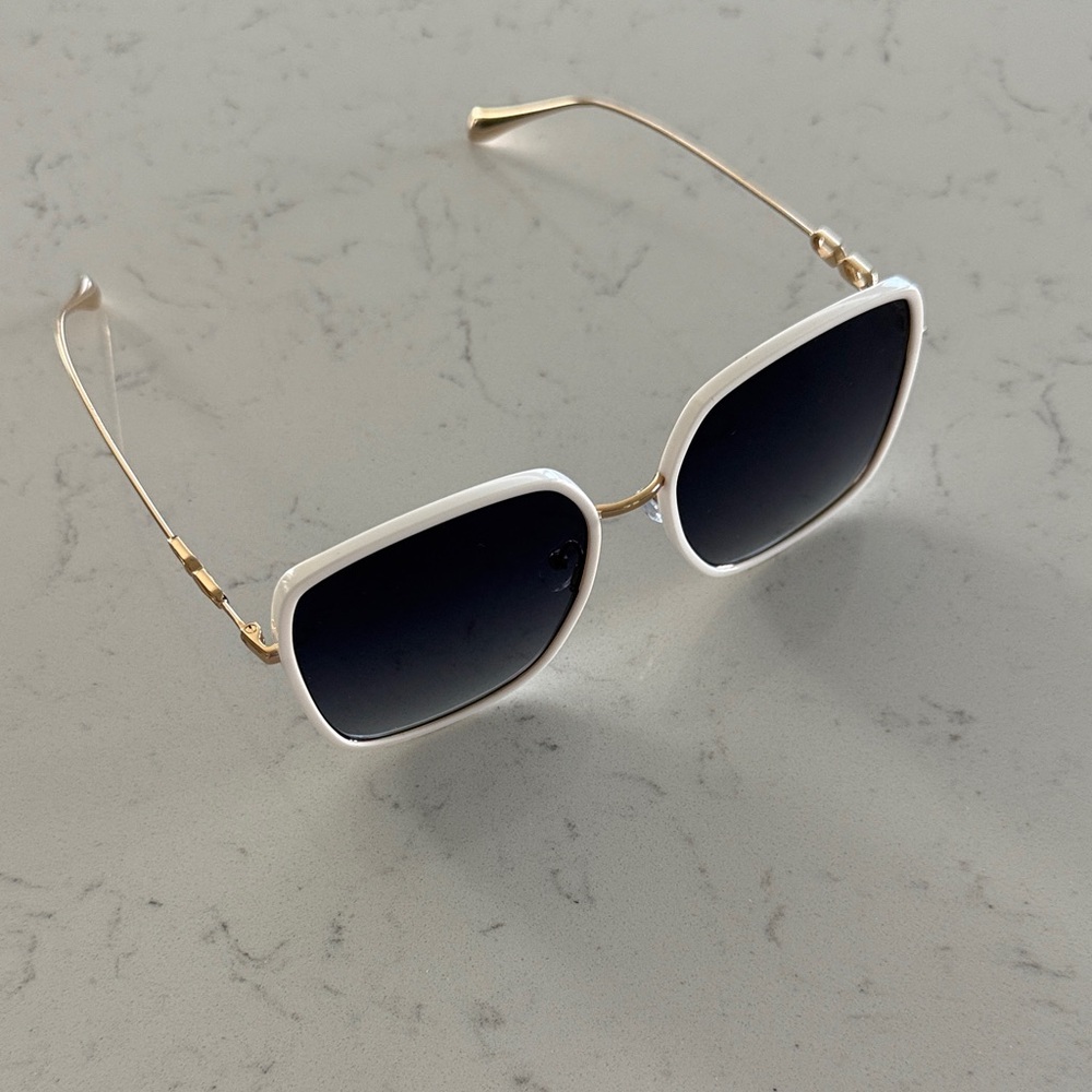 Stylish White Frame Sunglasses with Gradient Black Lenses